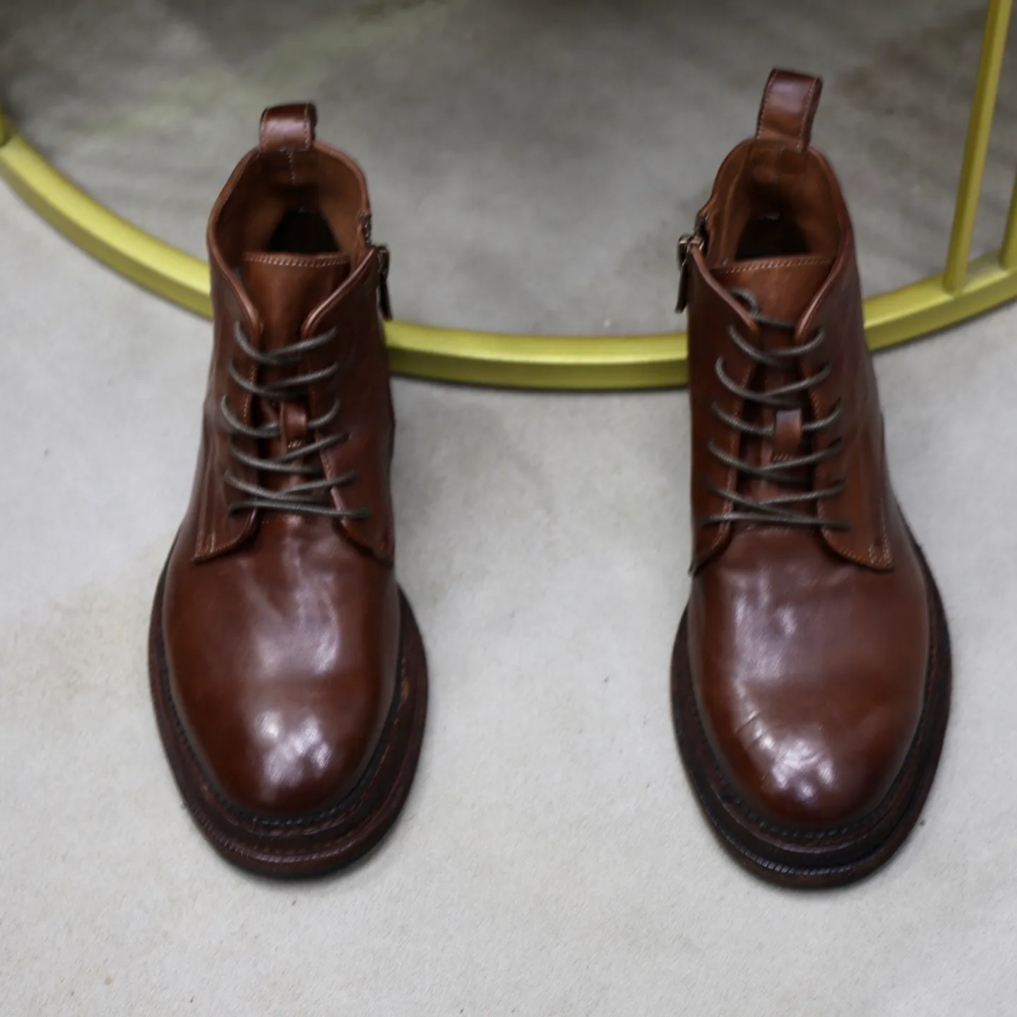 Ex-factory price: 1320💰DG men’s new horse leather work boots! Dongguan's top quality work boots are made of washed horsehide. The body is scratched and distressed. It is a work of hand-rubbing craftsmanship. The collar is wrapped in soft cow leather. It is simple and beautiful, fashionable and casual. It is equipped with a full cowhide lining and embossed logo feet. It is matched with a combination of genuine leather and zigzag rubber outsole. Look at the details of the leather material. If you pursue high quality, check it out! Extremely comfortable! Comes with original box and dust bag! Size: 38-39-40-41-42-43-44 standard leather shoe size